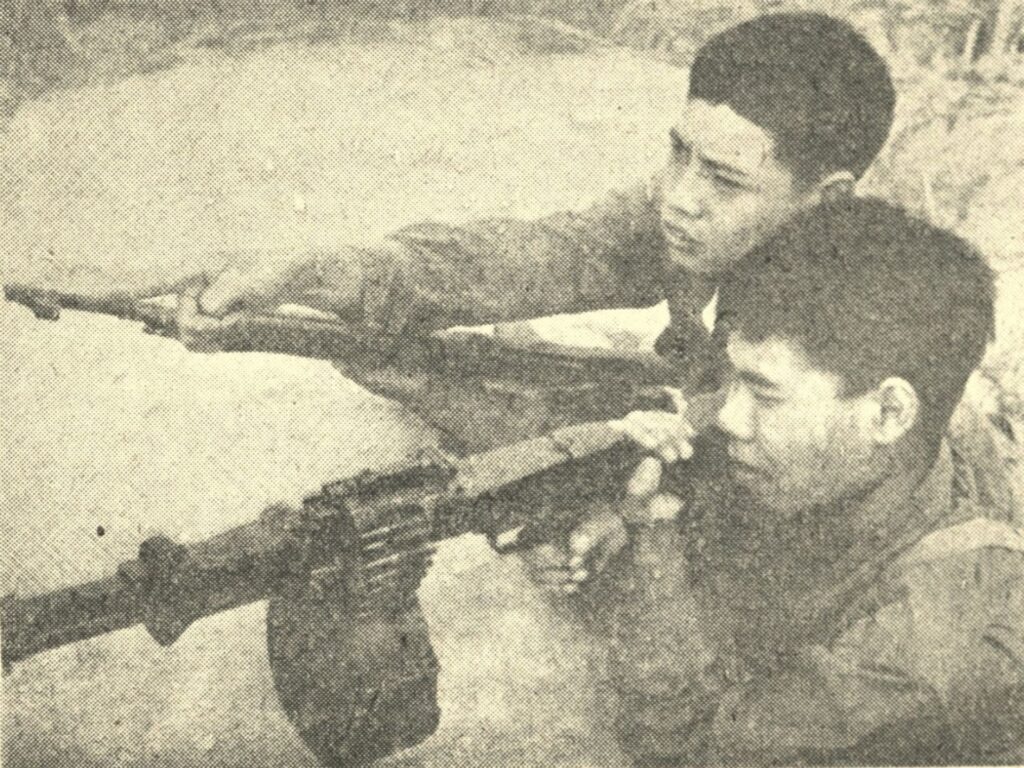 Thấy súng chỉa vào mình