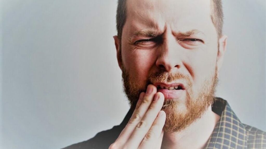 Nằm rụng răng chảy máu là điềm báo gì?